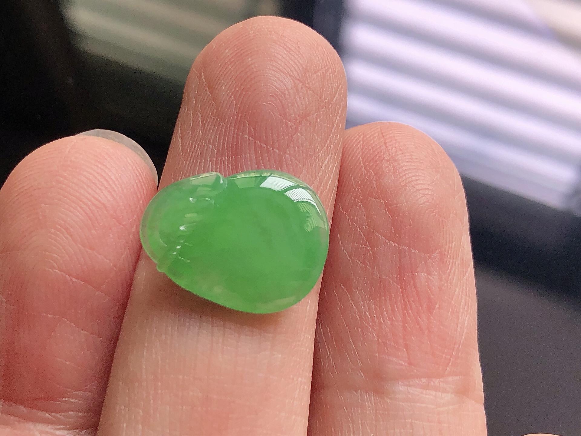️ 阳绿福袋， 色泽艳阳，通透水润，玉质细腻，夺目迷人，镶嵌效果，品相，无裂，尺寸15.5*12.