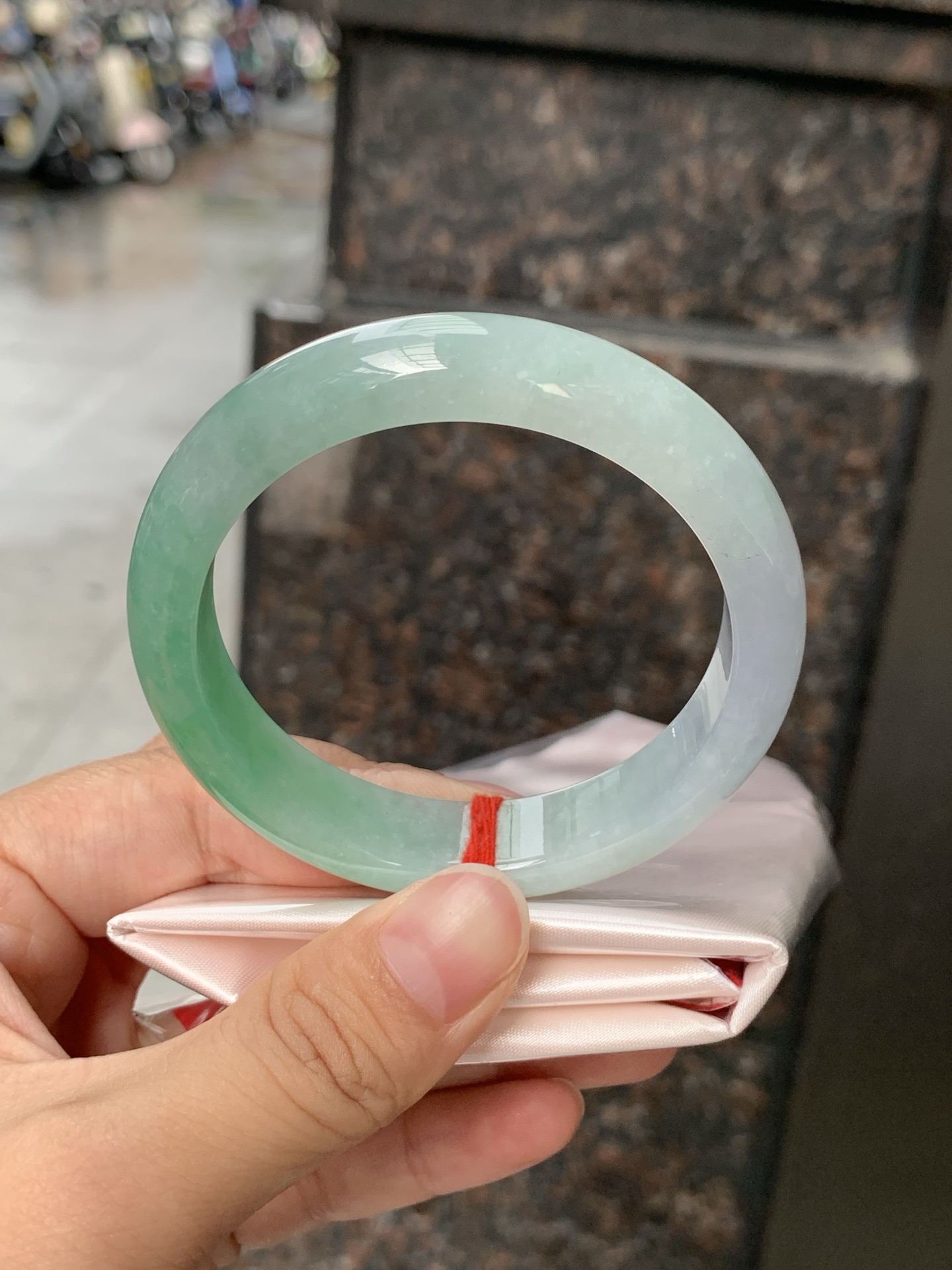 春彩正圈 0608-N934 打灯棉纹，一镯藏青色，紫柔翠轻扬，底子水润柔和，质感温润不挑肤。淡紫衬温婉，飘绿添灵气，不张扬的配色，自带温婉氛围感。