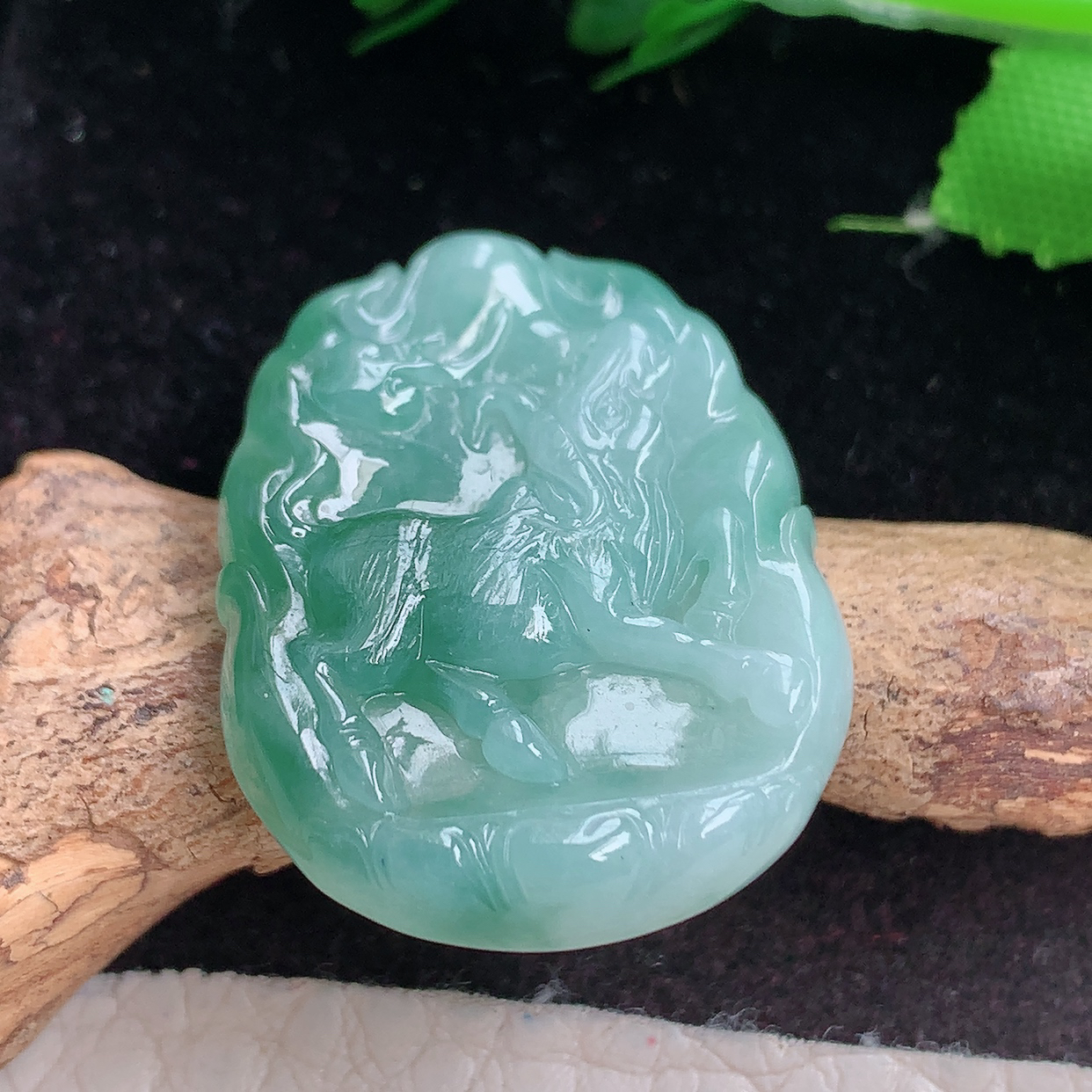 ktj实拍28.3*31.8*5.5缅甸翡翠a货精雕冰飘花扭转乾坤 生肖牛玉吊坠