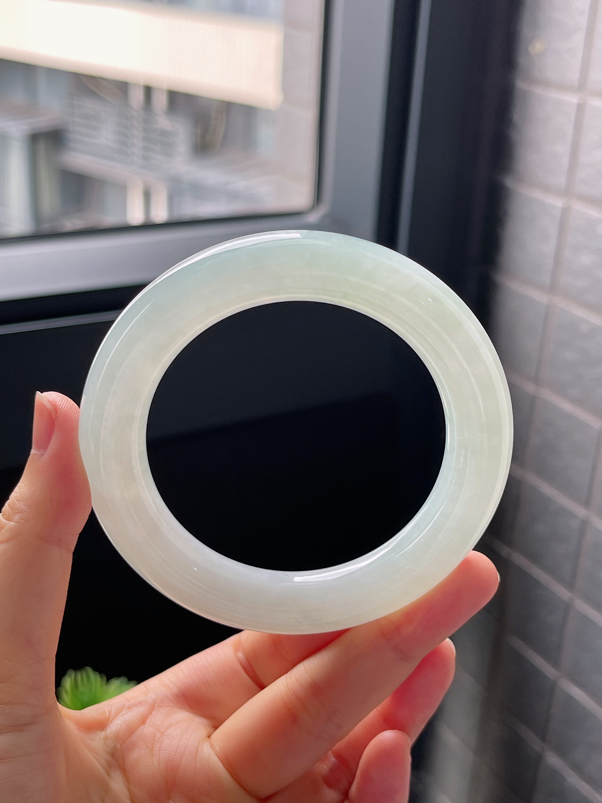 圈口56，冰糯淡绿色厚圆条翡翠手镯