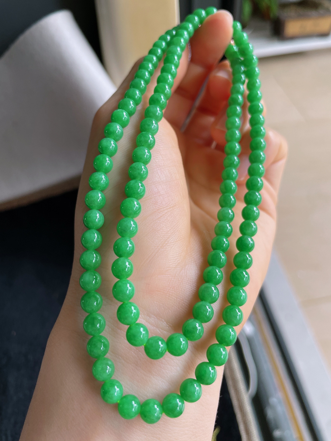 天然翡翠A货，冰满绿辣绿珠链，尺寸：5.5mm108颗。【编4088】
