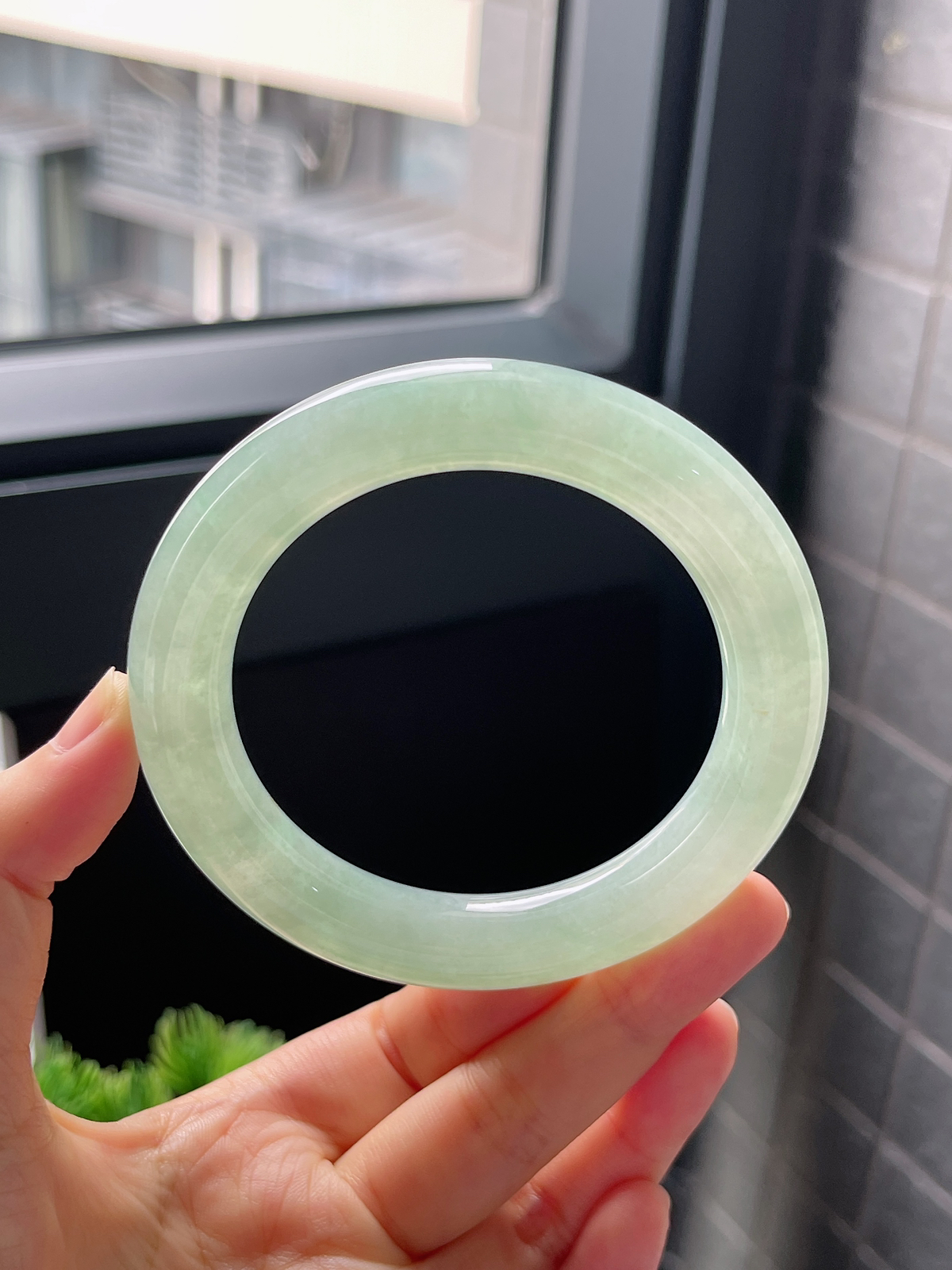 圈口57.7，冰糯甜绿翡翠厚圆条翡翠手镯