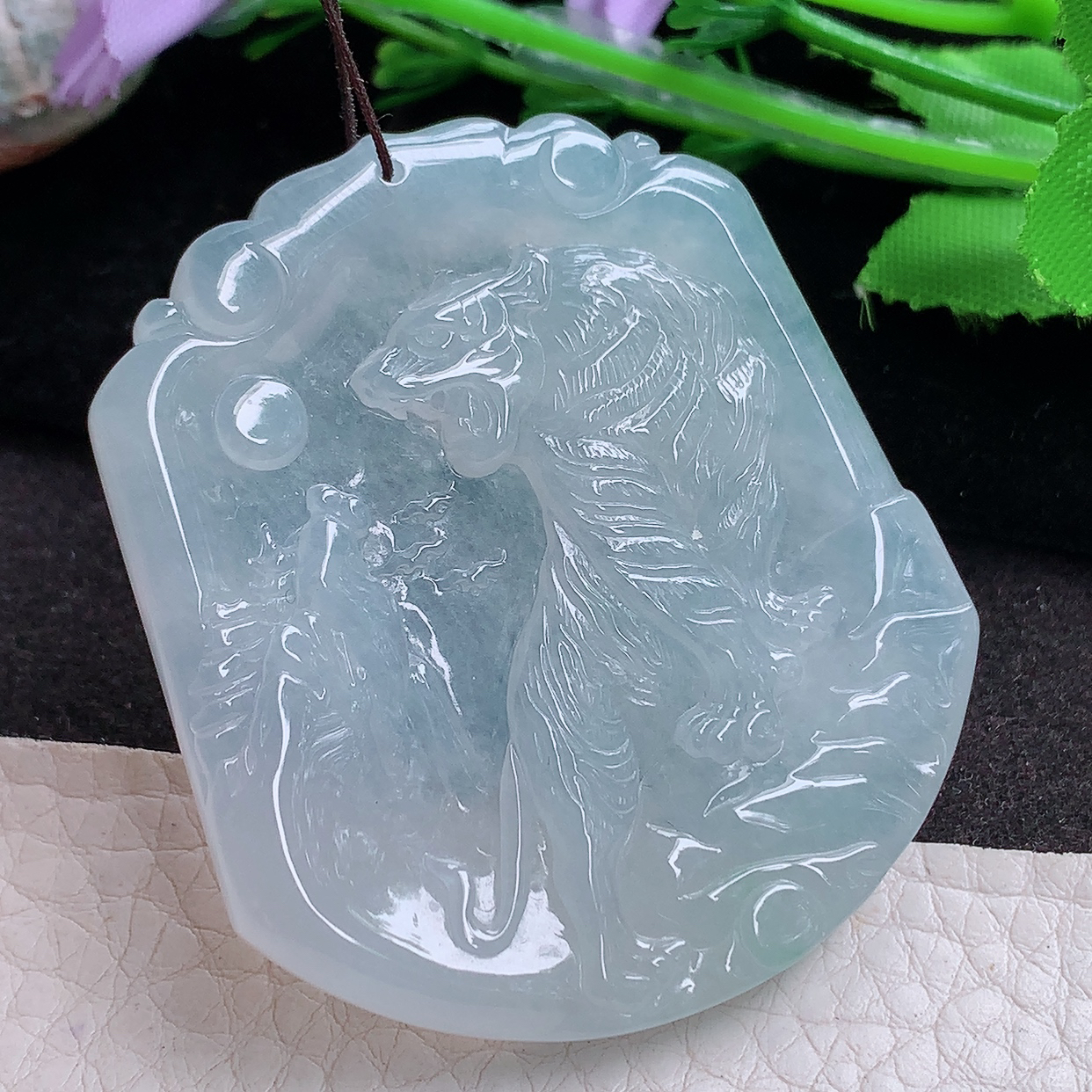 ktj实拍52.5*46.3*6缅甸翡翠a货精雕冰胶纯美上山虎 生肖虎玉吊坠