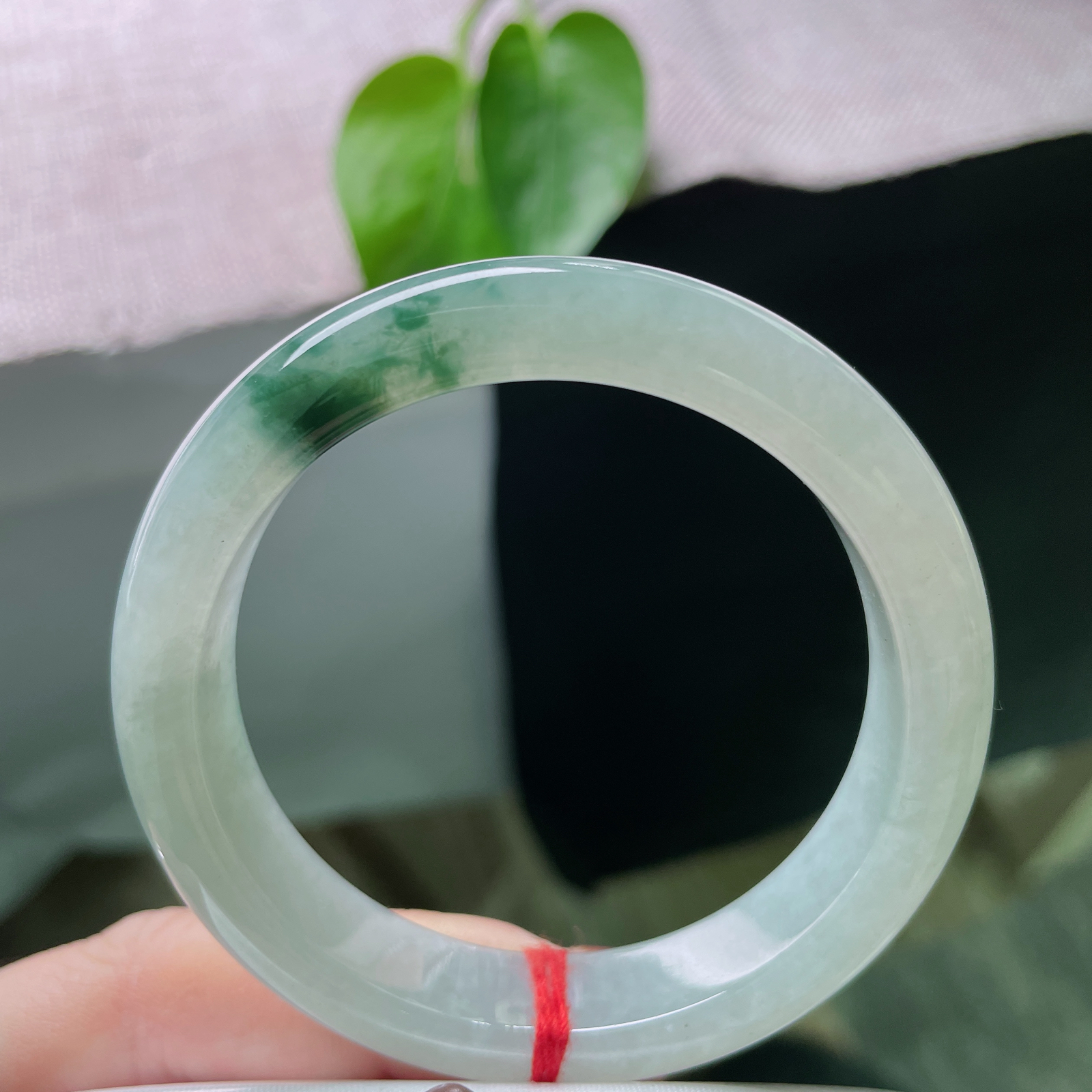 53/12.2/8.2，飘花正圈，不必满缀，只这一抹飘花，便让玉镯有了灵气，一点皮纹，ss54312