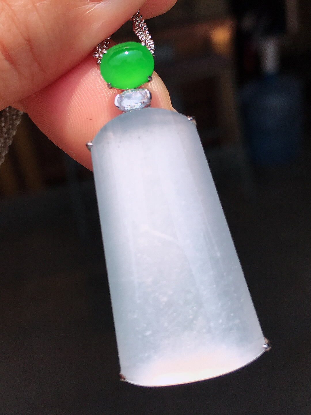 高冰无事牌吊坠，玉质细腻，荧光感超
强，饱满圆润，简单大方，尽显优雅气质，18k
金豪华镶嵌