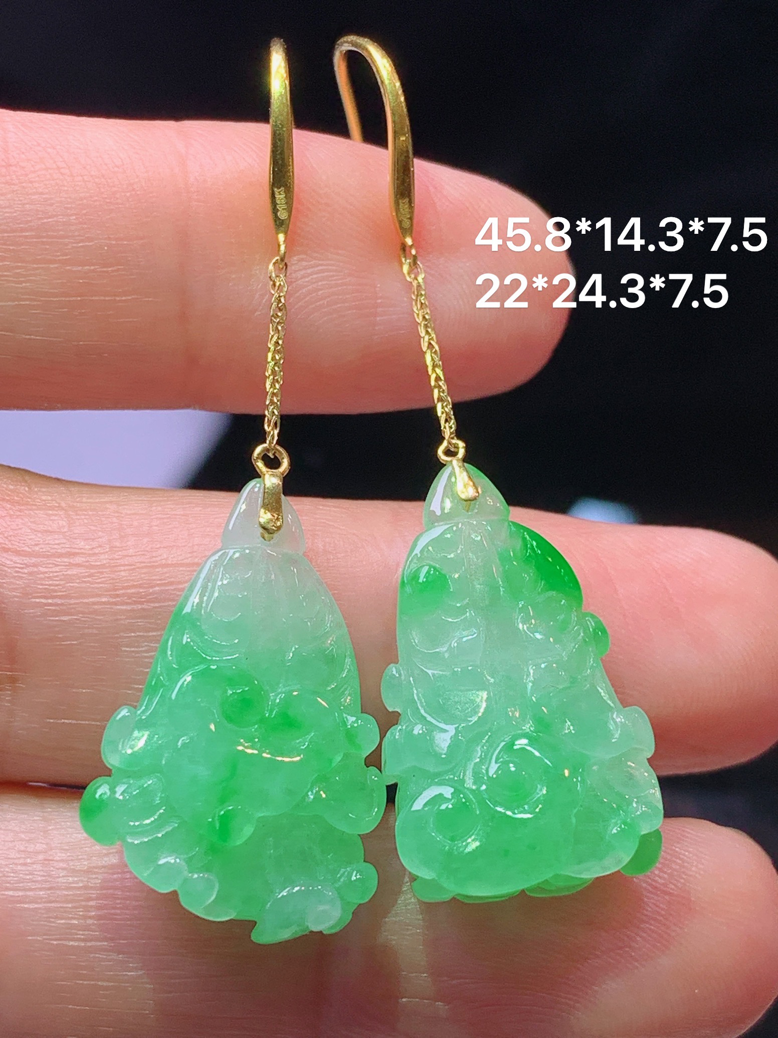 18k金镶嵌飘绿白菜耳坠 玉质细腻 色泽艳丽清新 整体尺寸45.8*14.3*7.5 z1