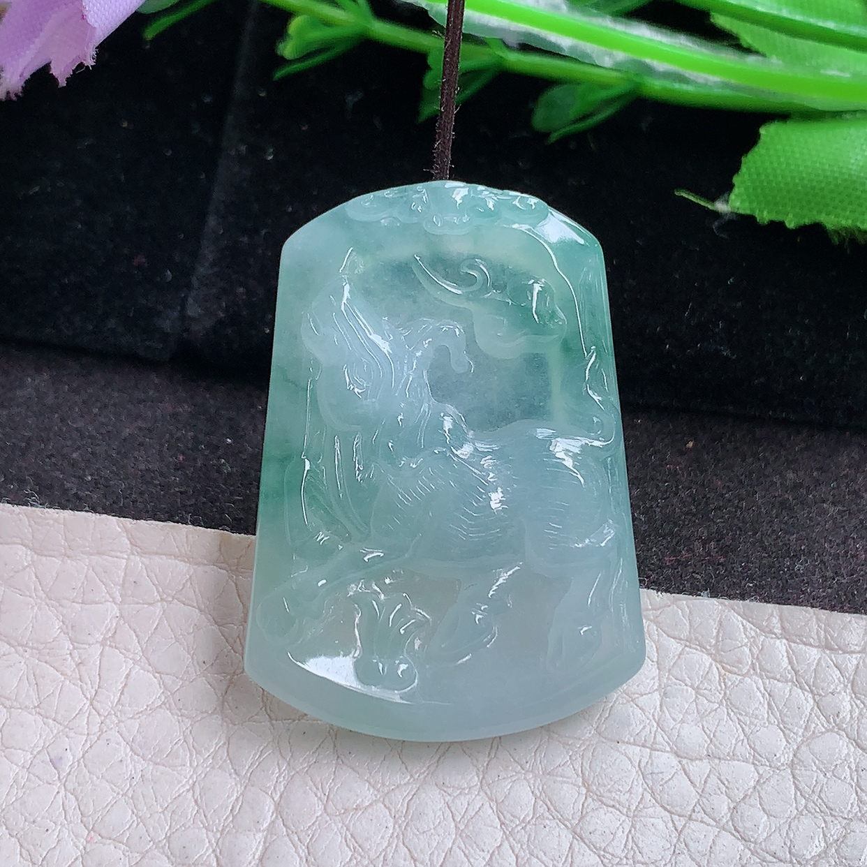 ktj实拍36.8*26.6*5.5缅甸翡翠a货精雕冰飘花扭转乾坤 生肖牛玉吊坠
