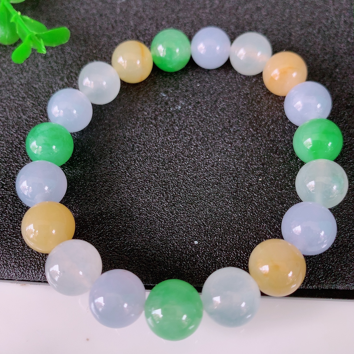 自然光实拍，冰多彩翡翠圆珠手串，冰多宝翡翠手链，翠色灵动，玉质细腻，颜色漂亮，品相佳，佩戴佳品！#091.取一尺寸10