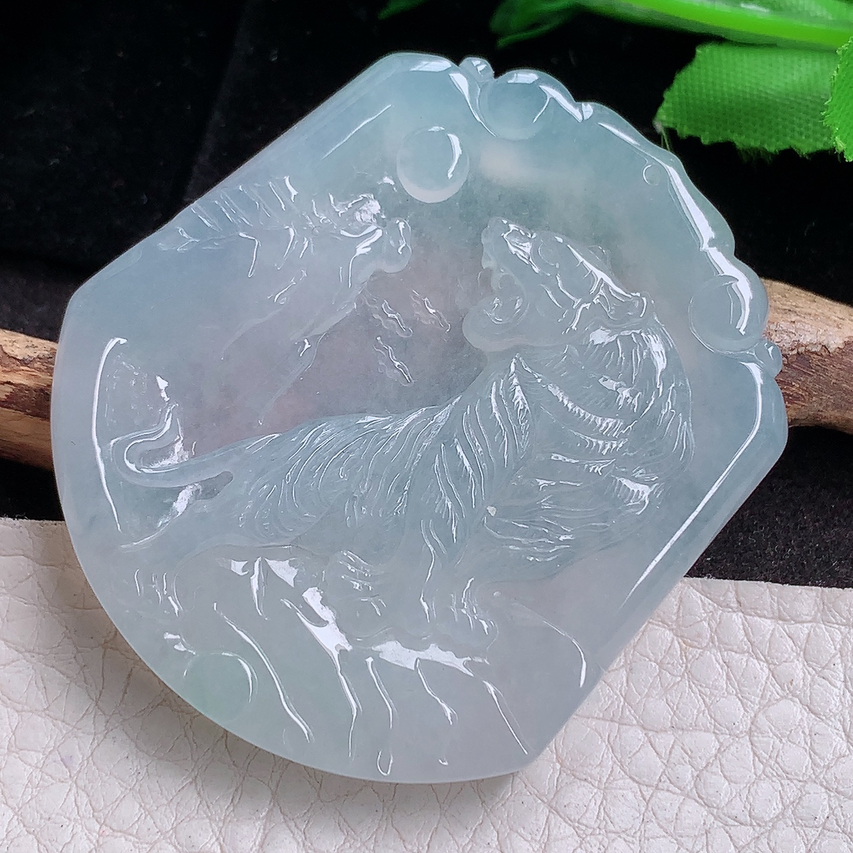 ktj实拍52.5*46.3*6缅甸翡翠a货精雕冰胶纯美上山虎 生肖虎玉吊坠
