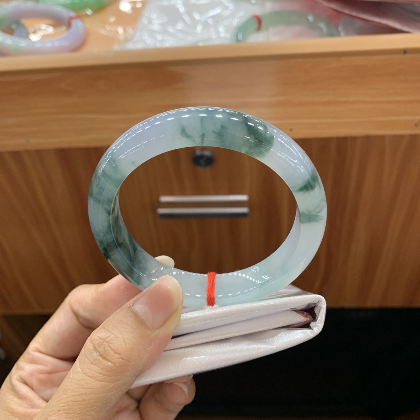 060819LJ 飘花正圈翡翠手镯 56.7-12.1-8.3