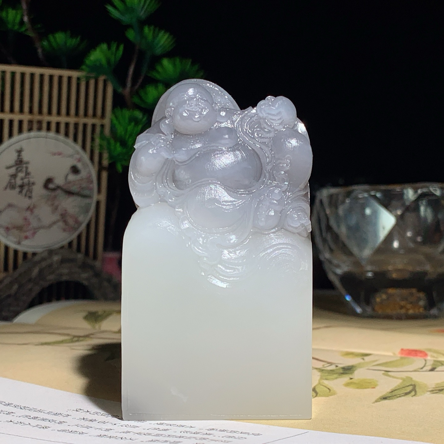 和田玉白玉紫罗兰佛引福来印章。尺寸74/40/25重168克。玉质细腻油润。手推出油。佩戴高端典雅。