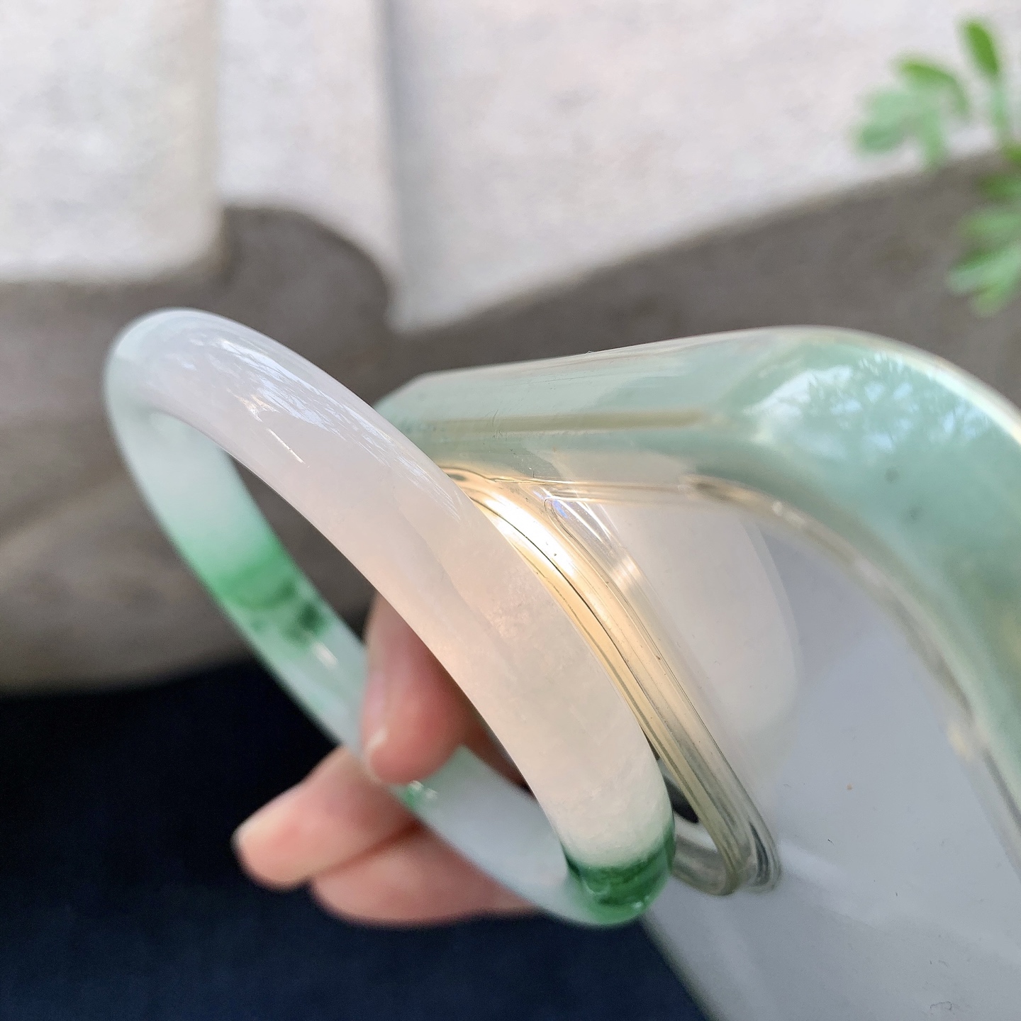圆条53 54【圈口】53.4/9.4/9【编码】A1051169【描述】糯冰飘绿，水润，种老，细腻，打灯有纹线