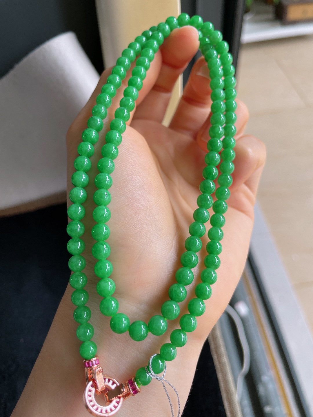 天然翡翠A货，冰满绿辣绿珠链，尺寸：5.5mm108颗。【编4088】