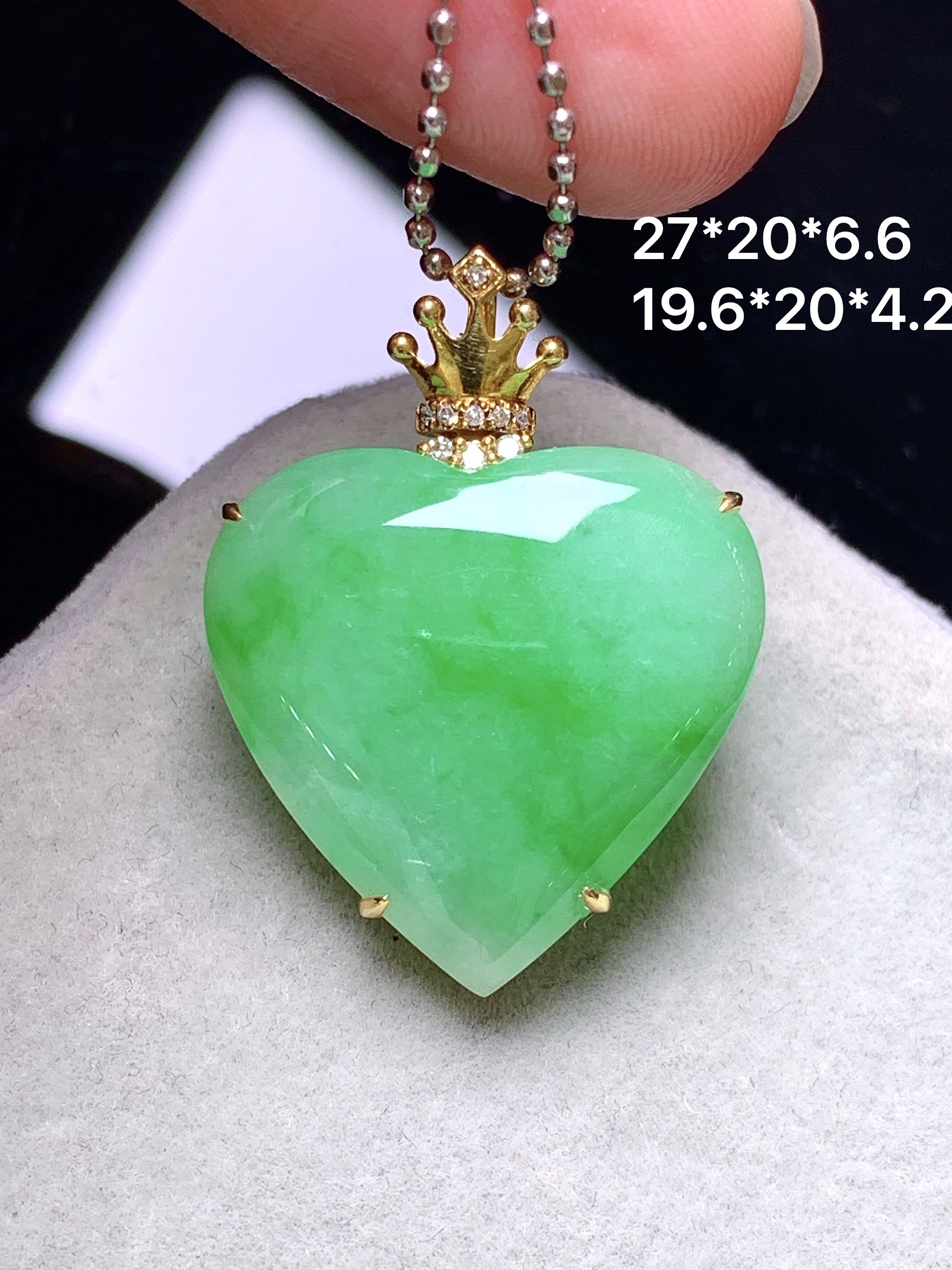 18k金钻镶嵌阳绿心形吊坠 玉质细腻 色泽艳丽清新 整体尺寸27*20*6.6 z1