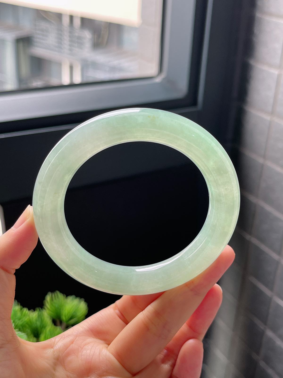 圈口57.7，冰糯甜绿翡翠厚圆条翡翠手镯