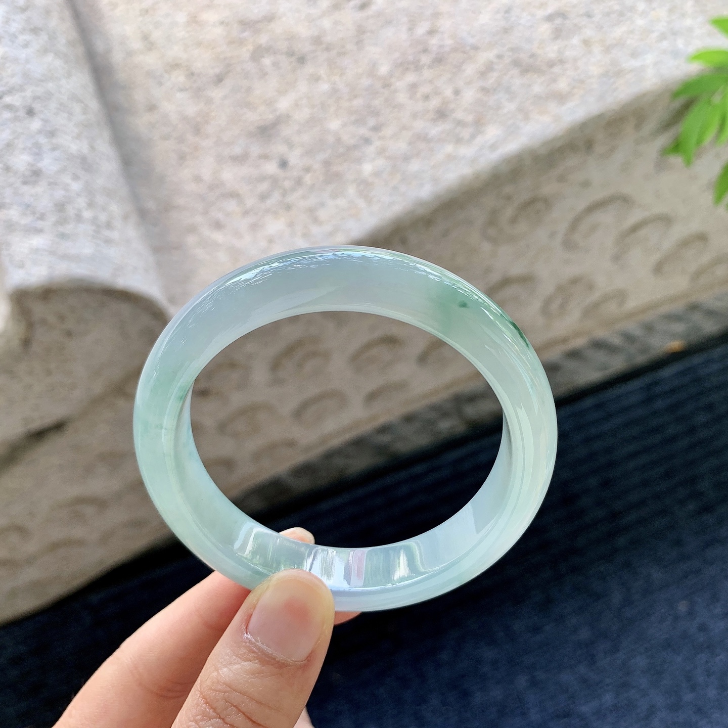 正圈55 56【圈口】55.5/12.3/8【编码】Q5061048【描述】糯冰飘花，水润，种老，细腻，无裂