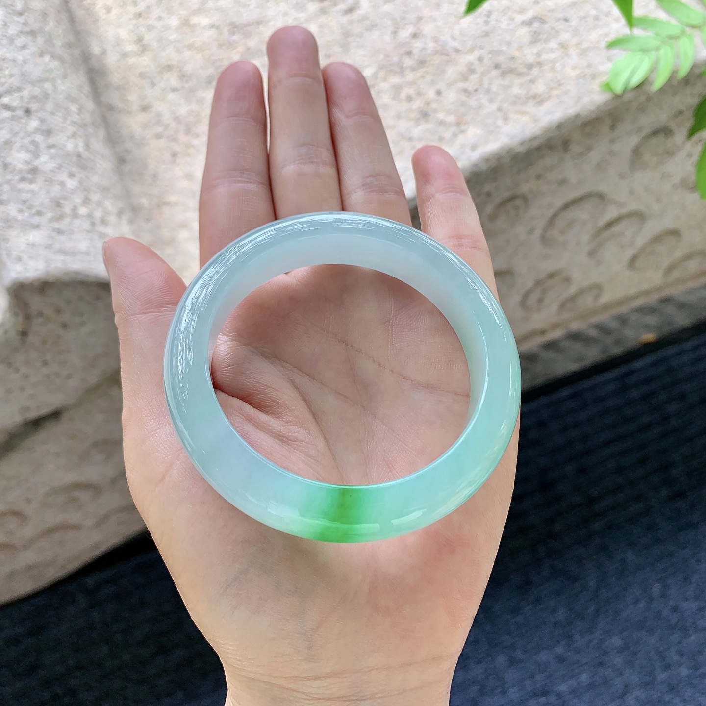 正圈53 54【圈口】54.8/12.4/9【编码】GH061026【描述】冰糯飘辣绿，水润，种老，细腻，无裂