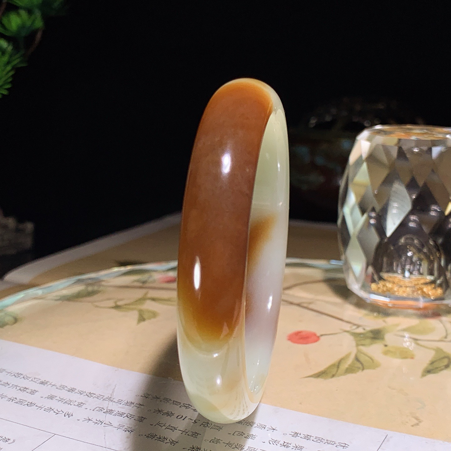 54圈口 新疆且末糖手镯。且末糖羊脂白玉手镯。54圈口条宽11厚7重40克，白度一级。玉质细腻油润 