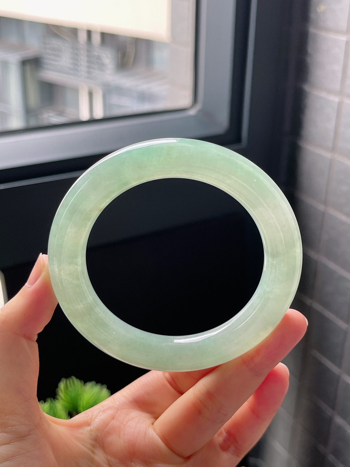 圈口57.7，冰糯甜绿翡翠厚圆条翡翠手镯