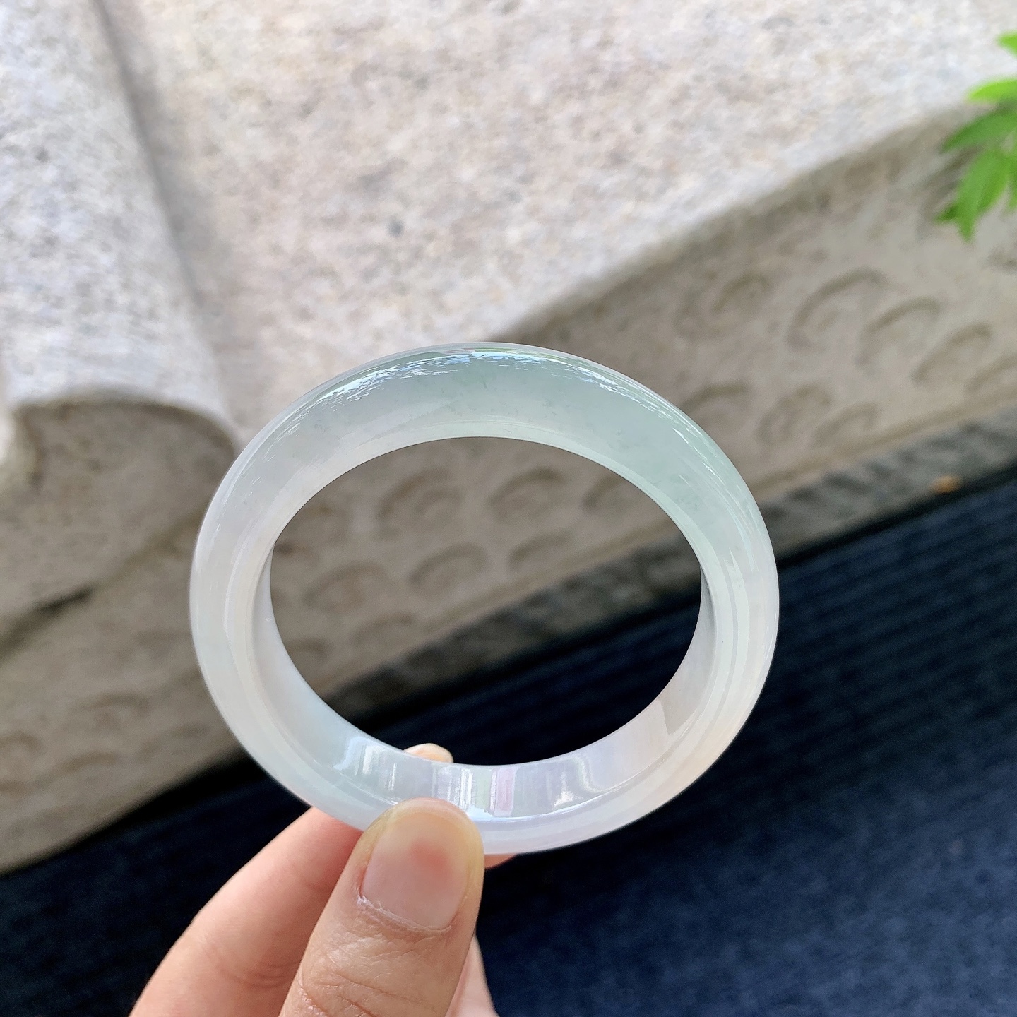 正圈53 54【圈口】53/11.8/8.2【编码】Q5061044【描述】糯冰飘花，飘黄翡，水润，种老，细腻，无裂