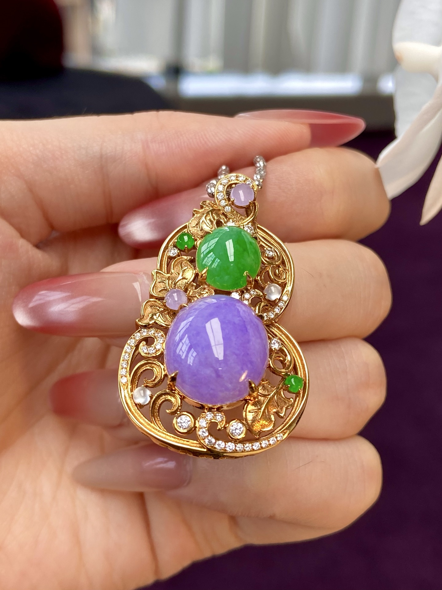冰种紫绿蛋面葫芦吊坠，经典配色，金镶的葫芦 贵气又灵秀，佩戴上身行走的富贵花：42.4-25.9-13.8，裸石：15.2-13.7-6.8mm，无裂