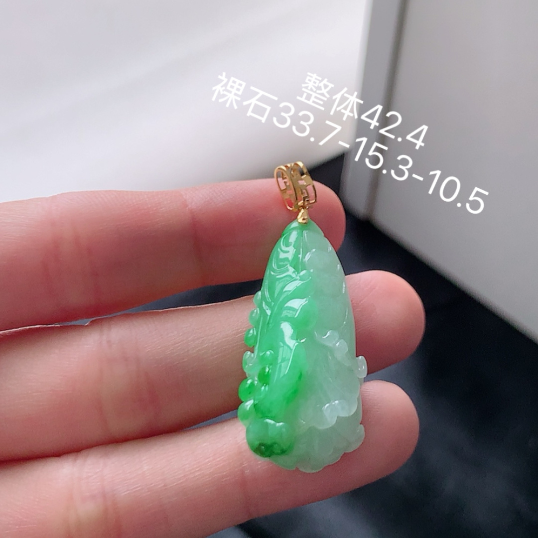 冰飘绿百财吊坠，面光滑 种色兼备 佩戴清新大方 货号01607，33.7-15.3-10.5