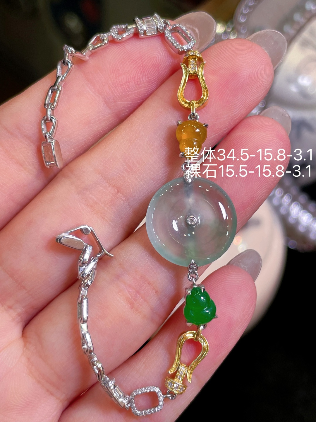 翡翠A货 平安扣手链 阳绿满色，料子冰润细腻，种老起光，18k金镶真钻，上身佩戴效果很好 尺寸如图