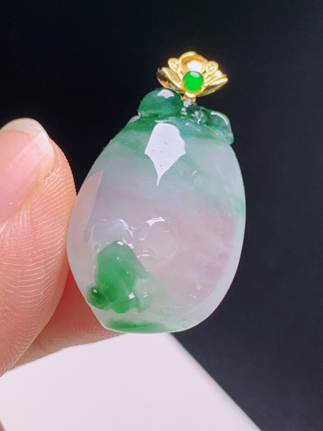 冰飘绿福瓜吊坠，飘绿灵动雕工精致，18K金镶阳绿扣头清新百搭