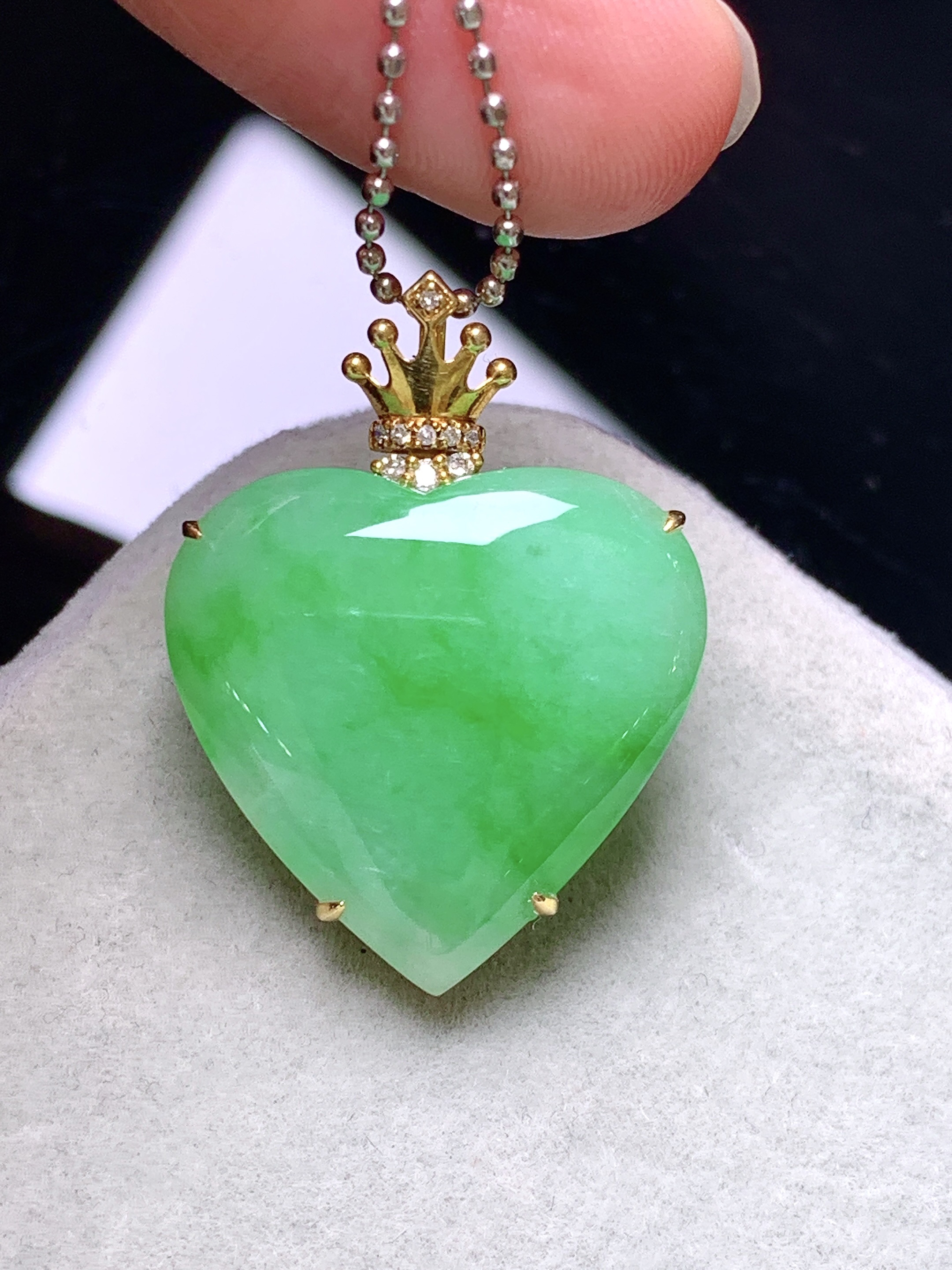 18k金钻镶嵌阳绿心形吊坠 玉质细腻 色泽艳丽清新 整体尺寸27*20*6.6 z1