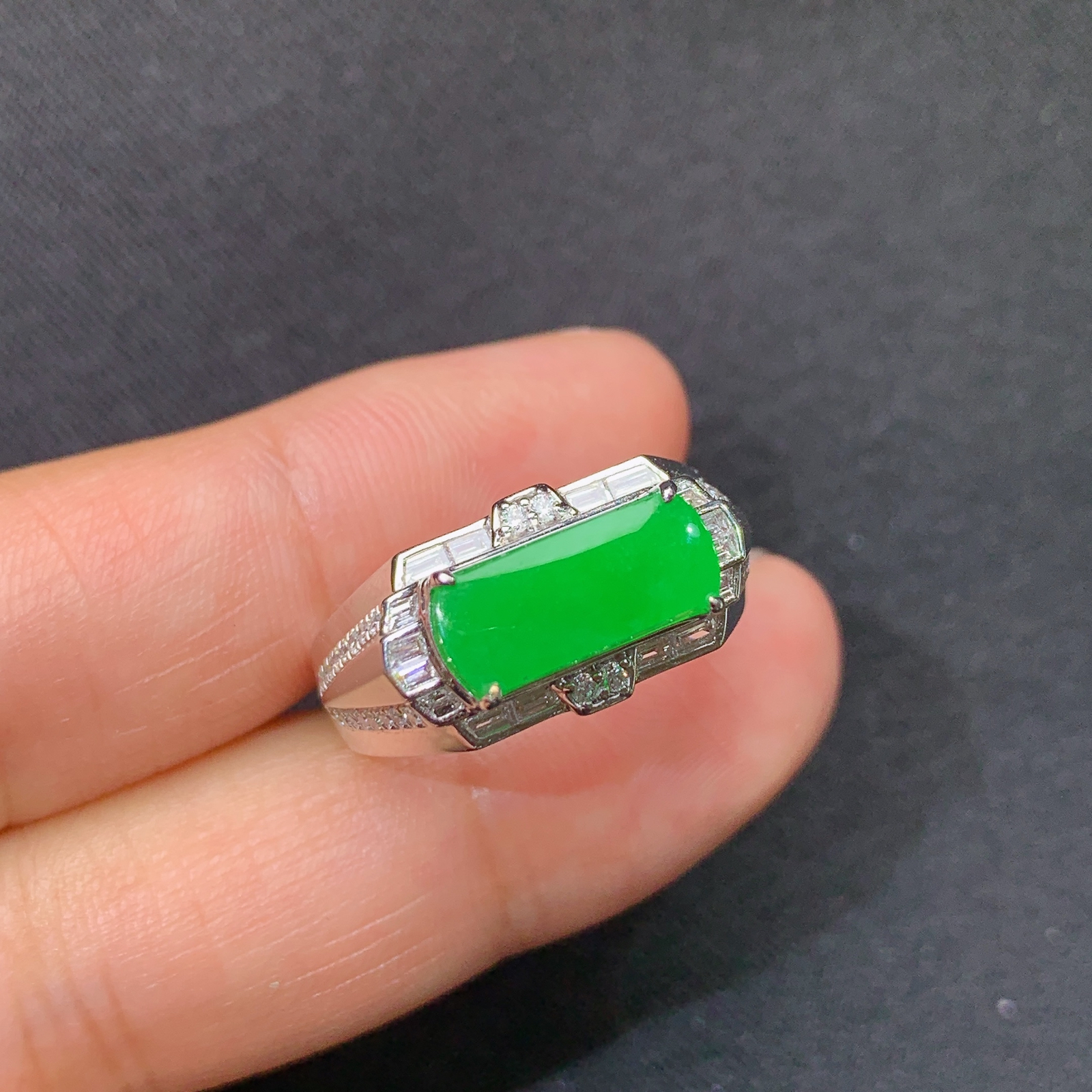 冰阳绿马鞍戒指，18k金镶嵌，简约时尚，冰润色阳，种水足，Jz 尺寸11.7*4.4*2.3