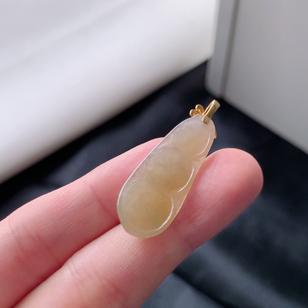 冰黄福豆吊坠。色泽甜美，底子细腻水润，佩戴精致大气 货号35607，32.0-11.9-5.3