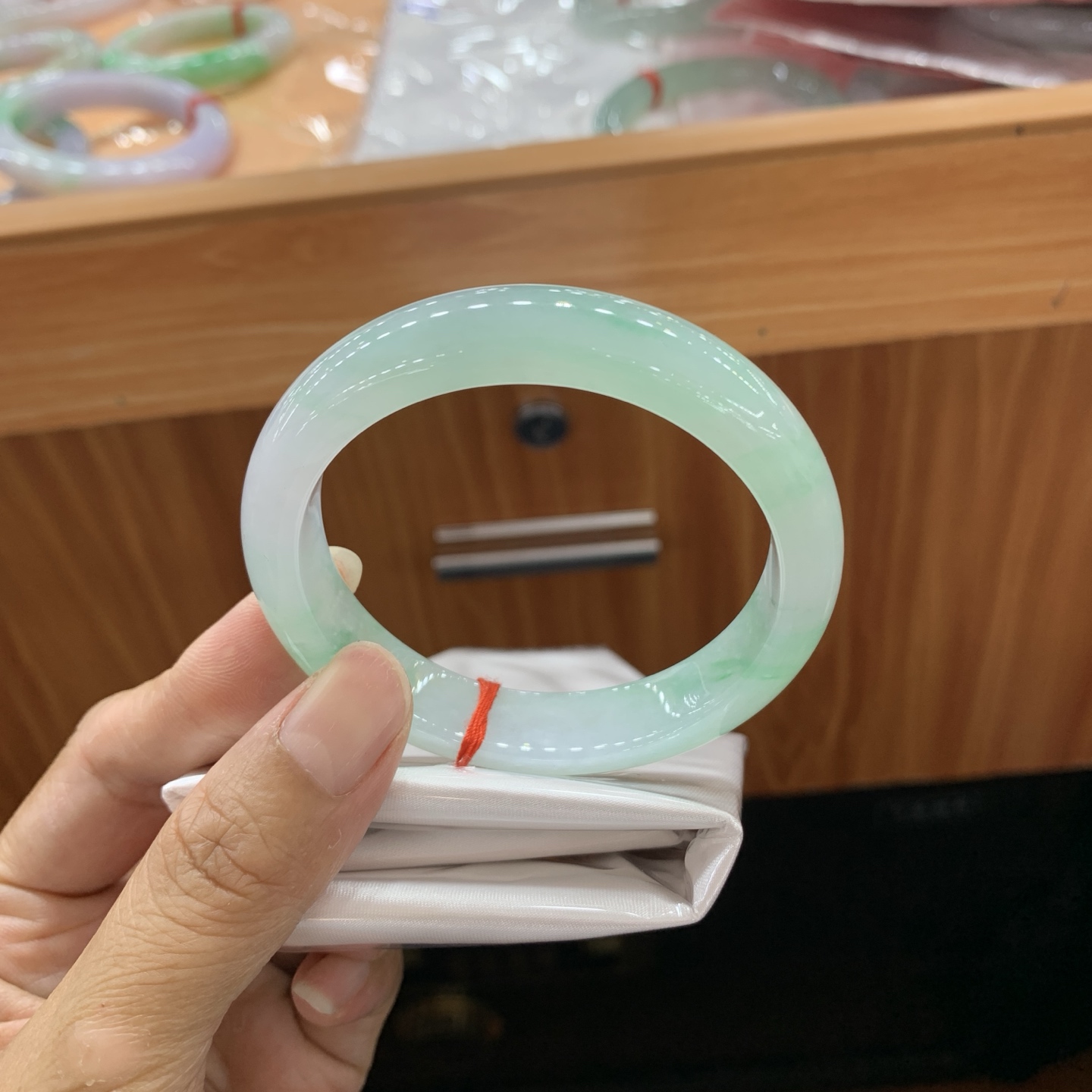 冰飘绿正圈翡翠手镯 54.8-11.8-8.3