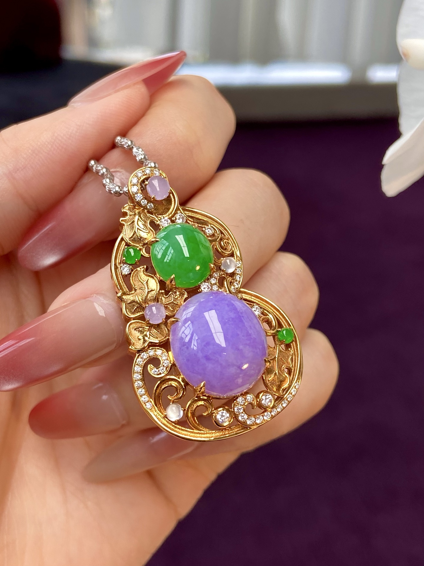 冰种紫绿蛋面葫芦吊坠，经典配色，金镶的葫芦 贵气又灵秀，佩戴上身行走的富贵花：42.4-25.9-13.8，裸石：15.2-13.7-6.8mm，无裂