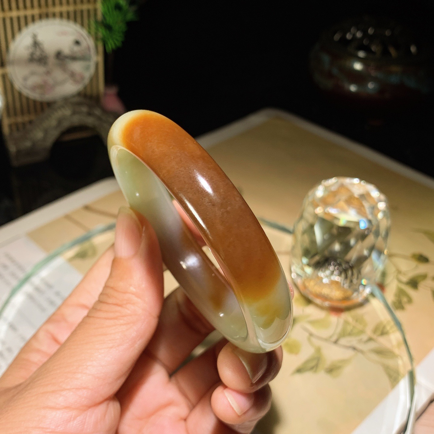 54圈口 新疆且末糖手镯。且末糖羊脂白玉手镯。54圈口条宽11厚7重40克，白度一级。玉质细腻油润 脂粉好，品质好！lt260608
