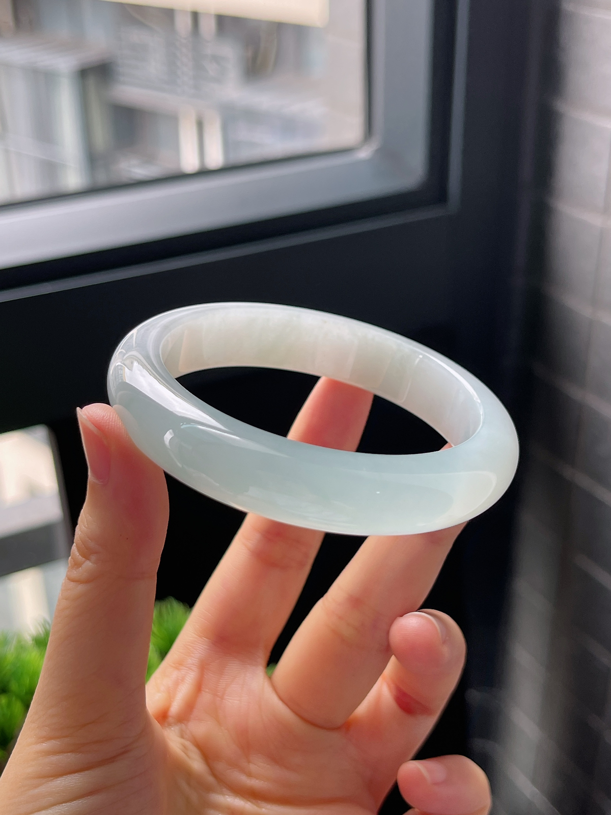 圈口55.7，冰糯胶润淡蓝色翡翠正圈手镯
