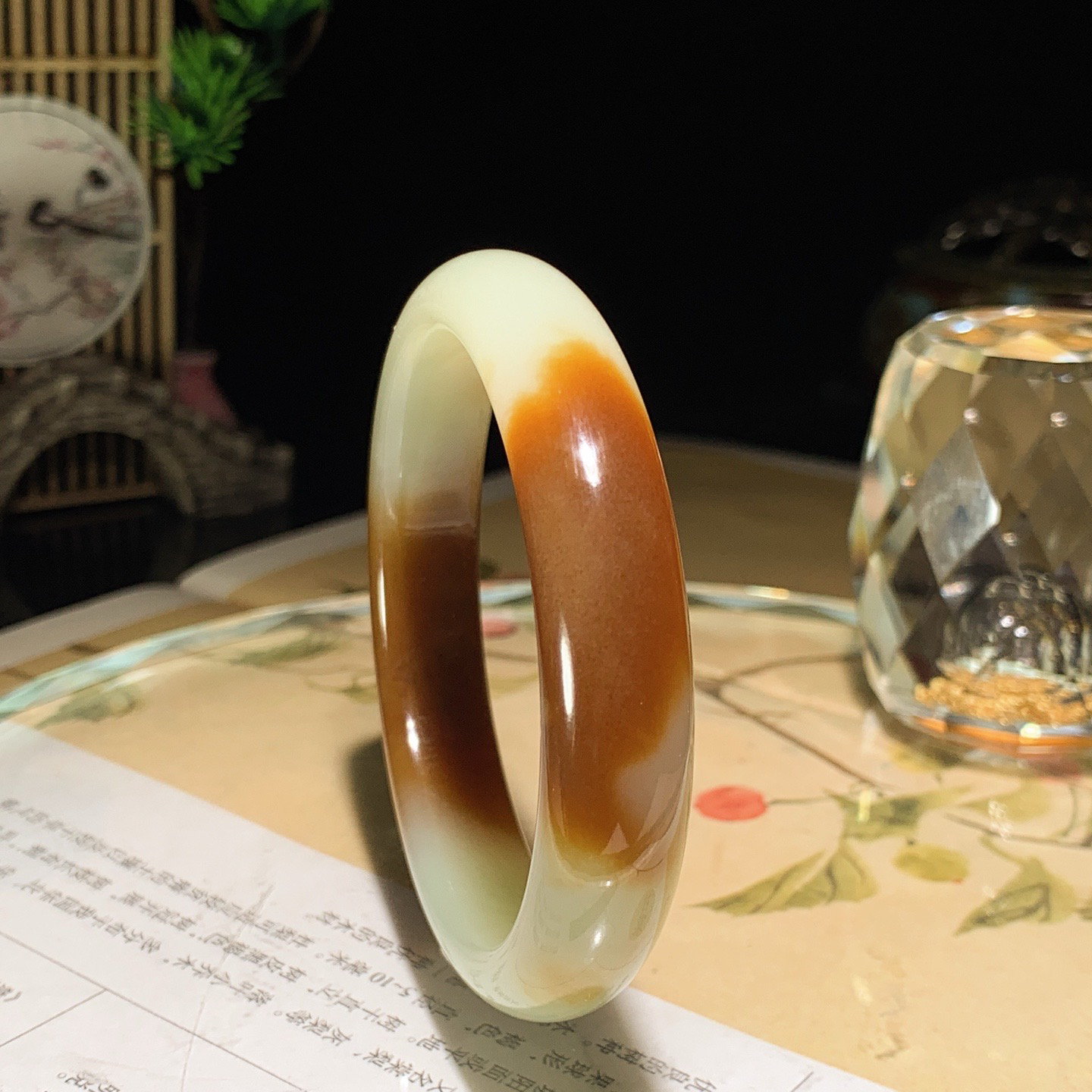 54圈口 新疆且末糖手镯。且末糖羊脂白玉手镯。54圈口条宽11厚7重40克，白度一级。玉质细腻油润 脂粉好，品质好！lt260608