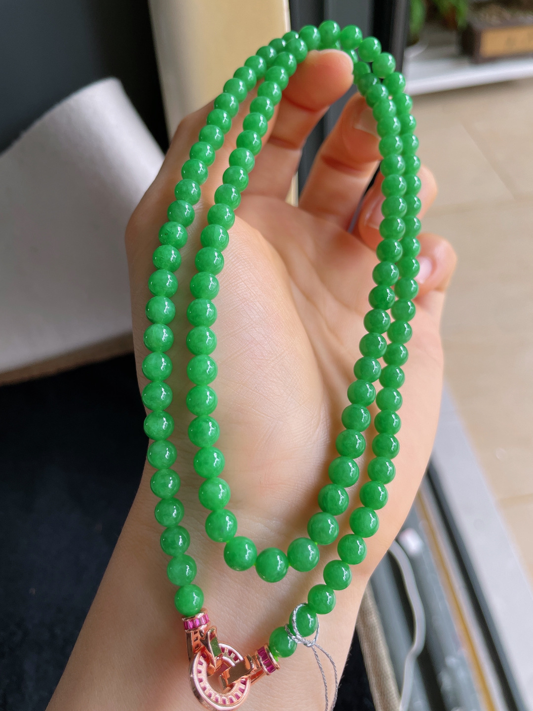 天然翡翠A货，冰满绿辣绿珠链，尺寸：5.5mm108颗。【编4088】