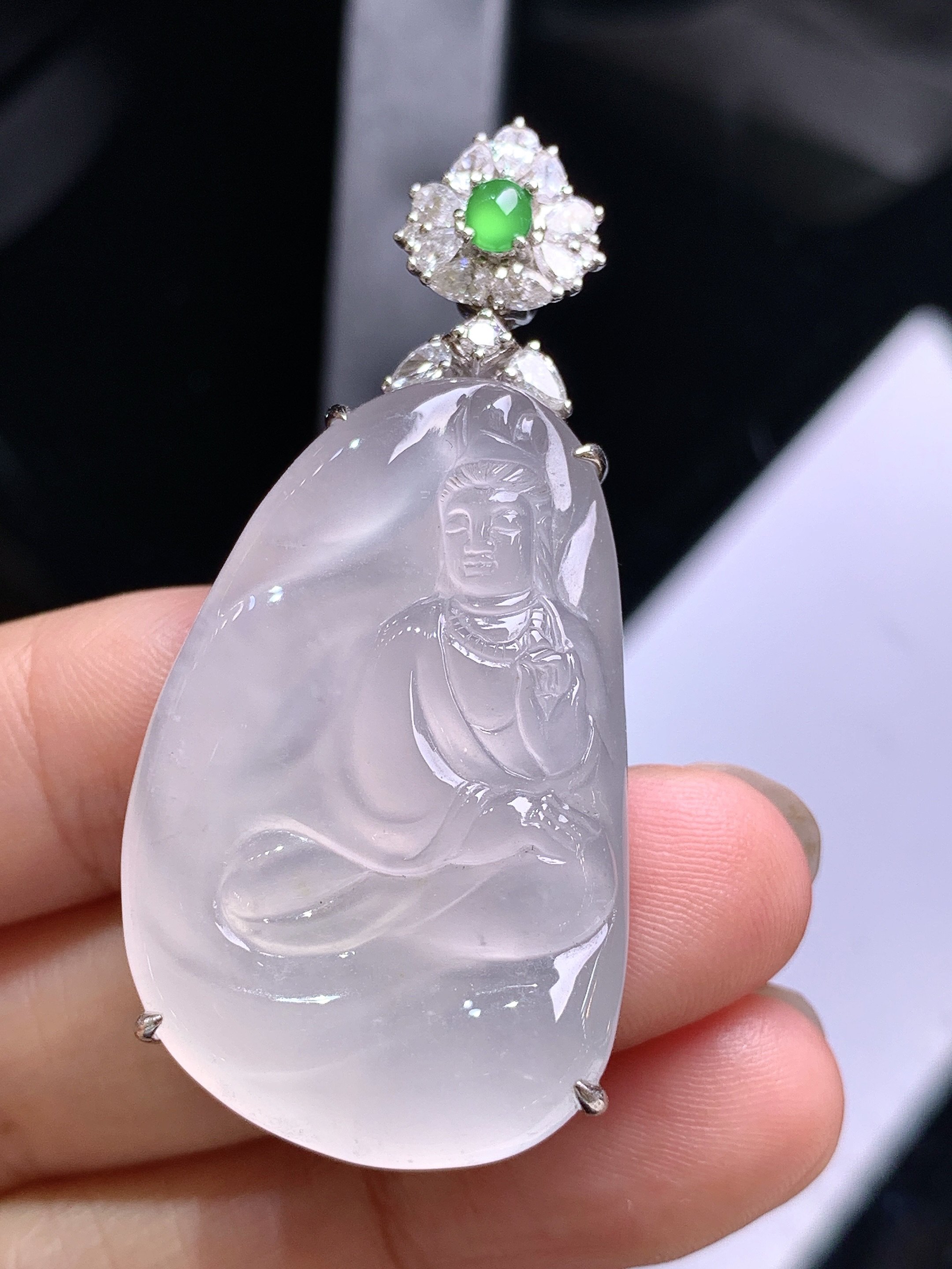 18k金钻镶嵌冰种观音菩萨吊坠 玉质细腻 色泽艳丽清新 整体尺寸48.5*22.3*9.5 y5