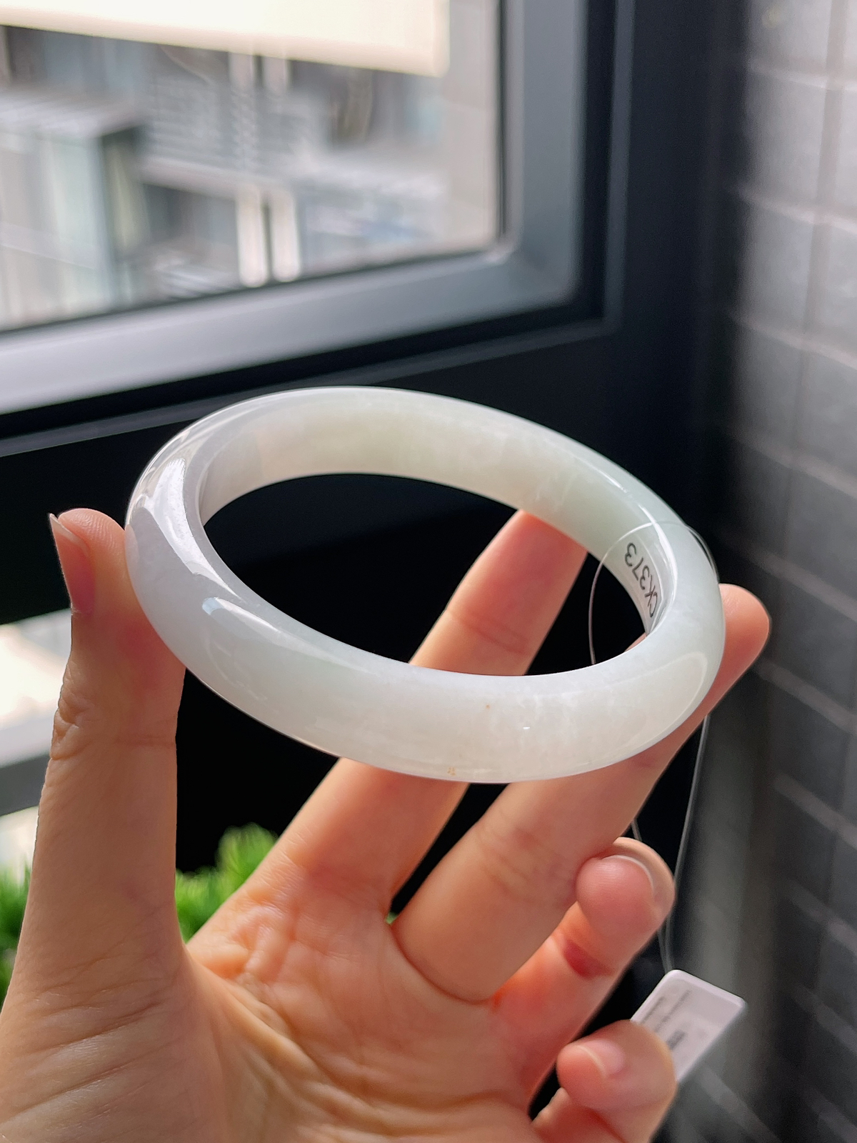 正圈57.2圈口，翡翠冰糯种淡绿色手镯