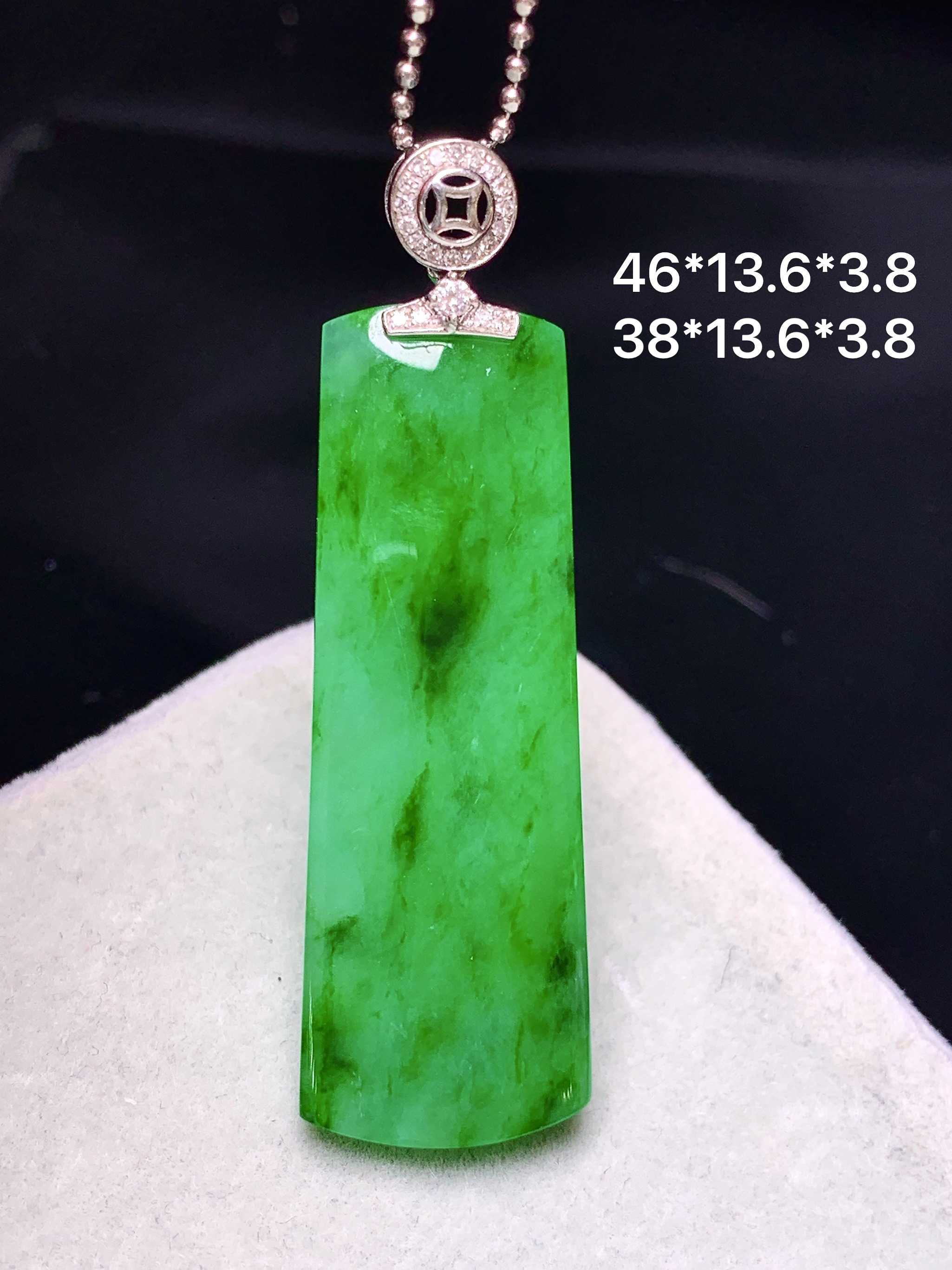 18k金钻镶嵌飘绿无事牌吊坠 玉质细腻 色泽艳丽清新 整体尺寸46*13.6*3.8 z1