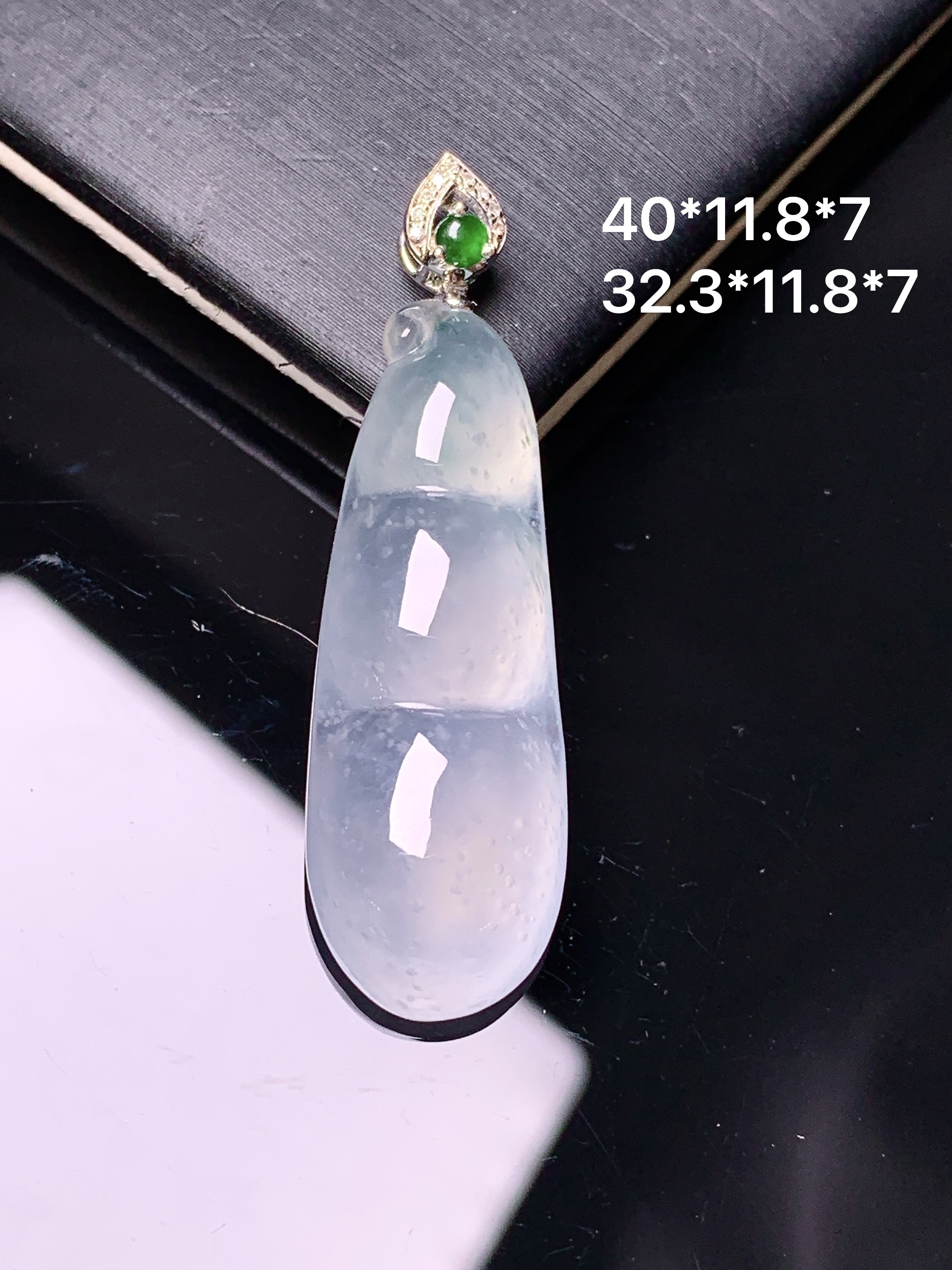 18k金镶嵌冰种四季豆吊坠 玉质细腻 色泽艳丽清新 整体尺寸40*11.8*7 z1