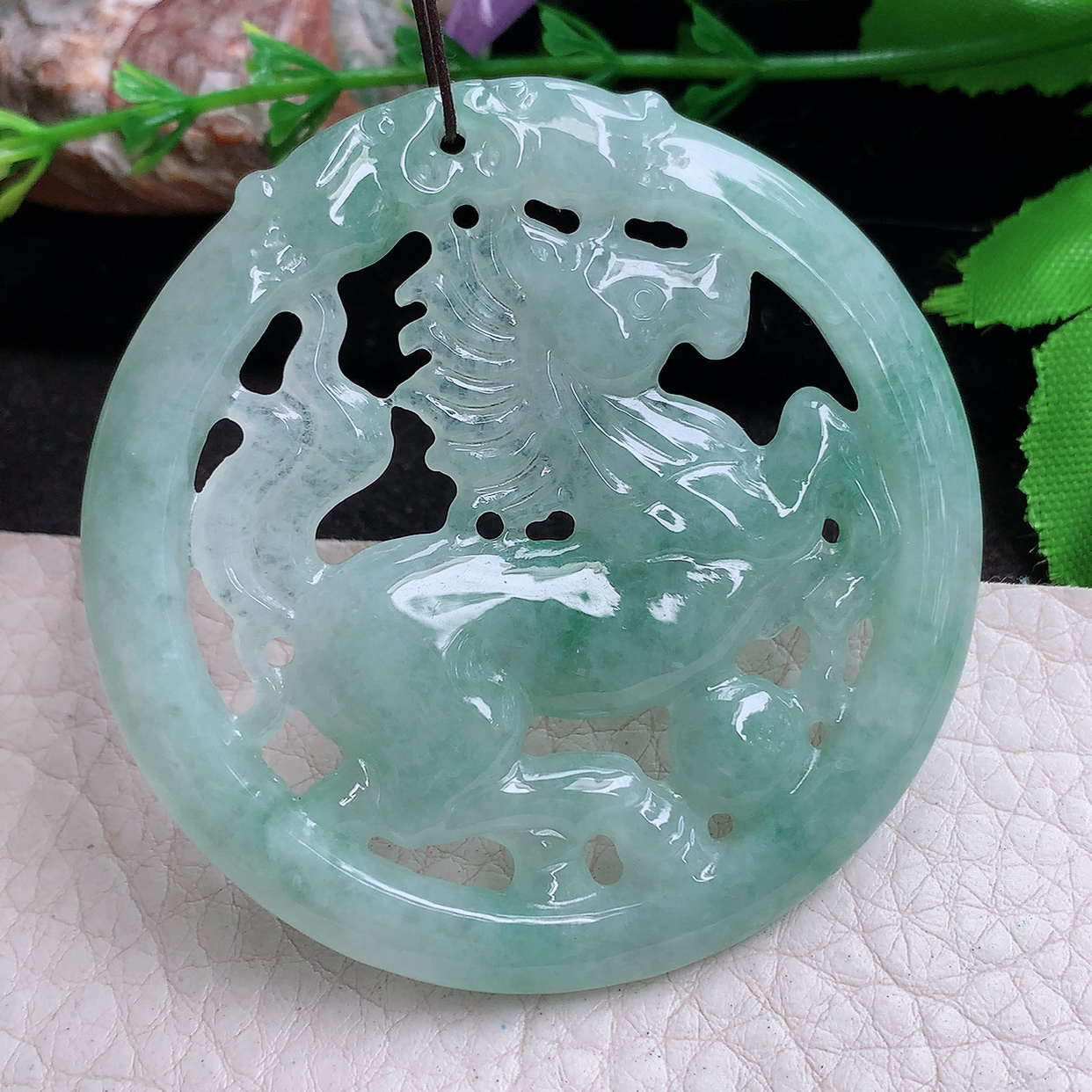 zen实拍57*5.3缅甸翡翠精雕缕空奔腾飞马 生肖马玉项坠 玉挂件