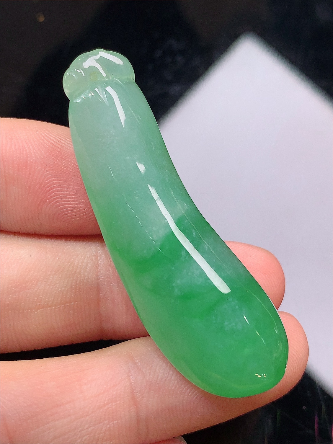 ️️ 冰飘绿福瓜挂件。翠色明媚，种老底子细腻，饱满肉厚，佩戴简单大方，47.2-15.3-9.5