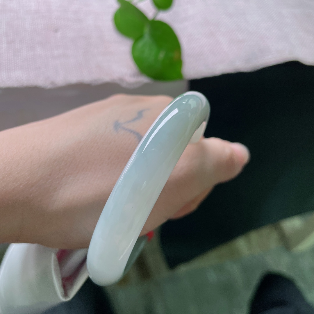 淡绿底正圈，水头好，种老，细润，佩戴素雅，百搭，有棉线，ss51566a