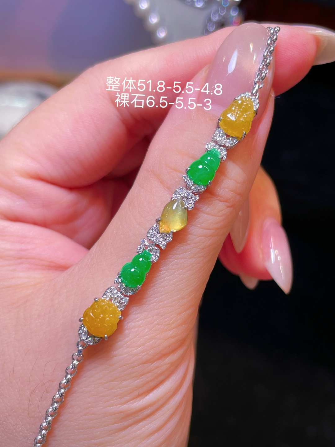 翡翠A货 葫芦手链 阳绿满色，料子冰润细腻，种老起光，18k金镶真钻，上身佩戴效果很好 尺寸如图，