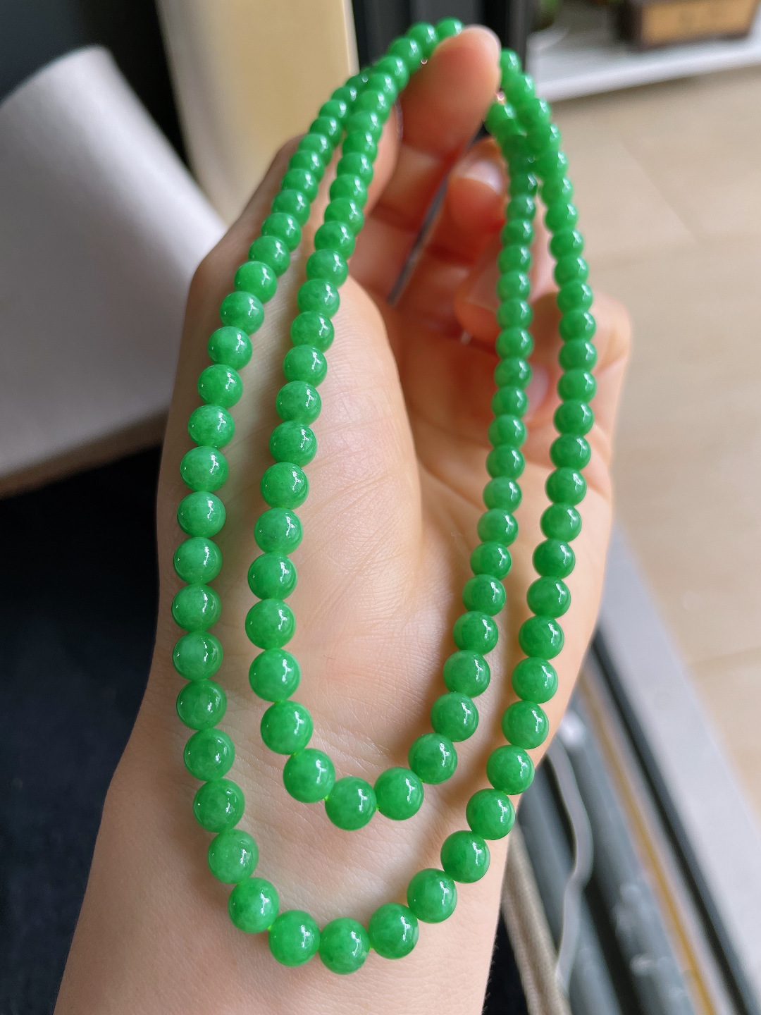 天然翡翠A货，冰满绿辣绿珠链，尺寸：5.5mm108颗。【编4088】