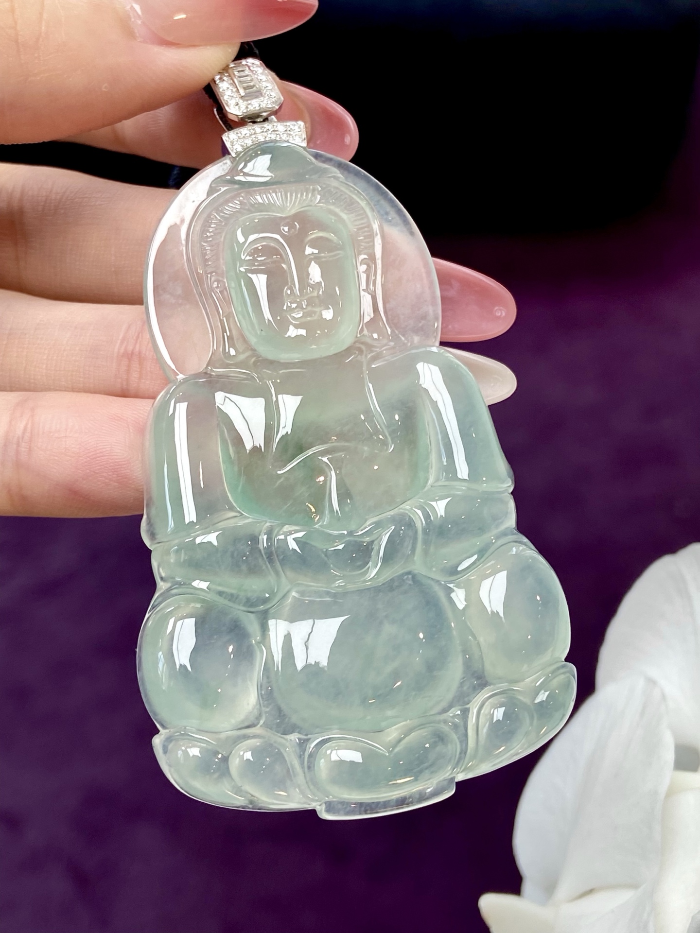 高冰种晴水观音吊坠，一眼心动的清冷感，胶胶润润的，慈眉善目，不张扬却很有存在感，佩之 静心 安宁：84.1，裸石：72.5-44.5-7.1mm，无裂