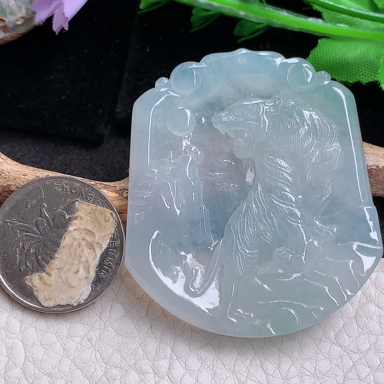 ktj实拍52.5*46.3*6缅甸翡翠a货精雕冰胶纯美上山虎 生肖虎玉吊坠