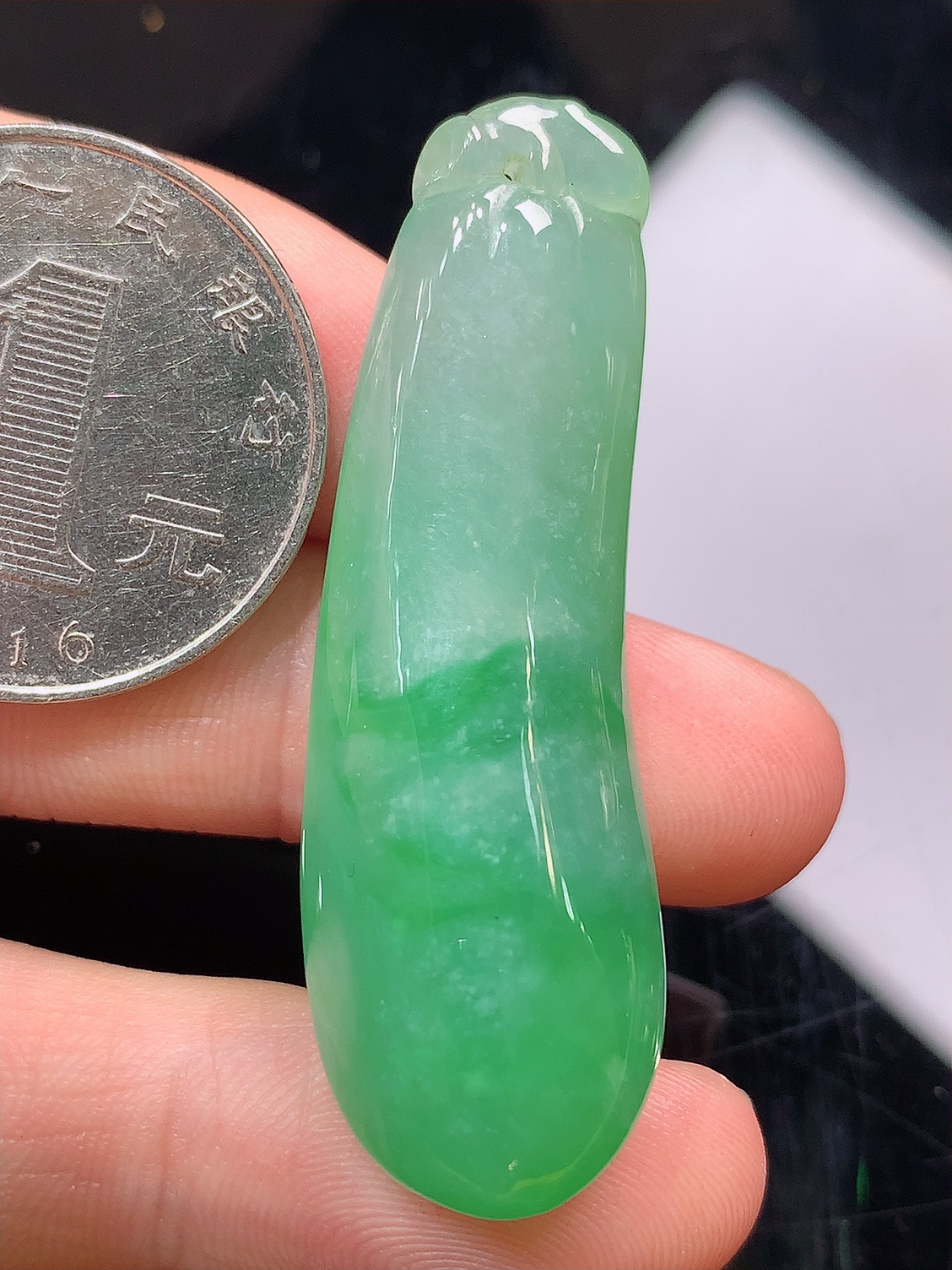 ️️ 冰飘绿福瓜挂件。翠色明媚，种老底子细腻，饱满肉厚，佩戴简单大方，47.2-15.3-9.5