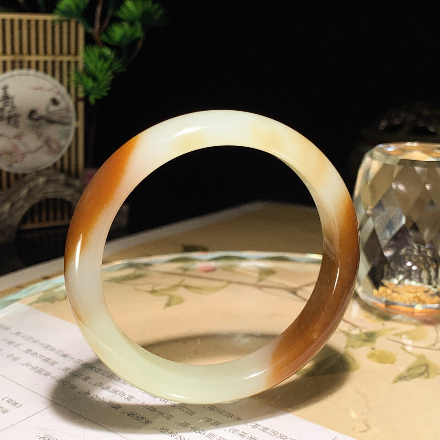 54圈口 新疆且末糖手镯。且末糖羊脂白玉手镯。54圈口条宽11厚7重40克，白度一级。玉质细腻油润 脂粉好，品质好！lt260608